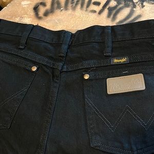 New wrangler black denim nut Huggers. Slim fit and never been worn 32*32